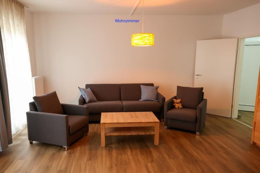 Freundliche Wohnung Mit Parkplatz Und Terrasse ノイブランデンブルク エクステリア 写真