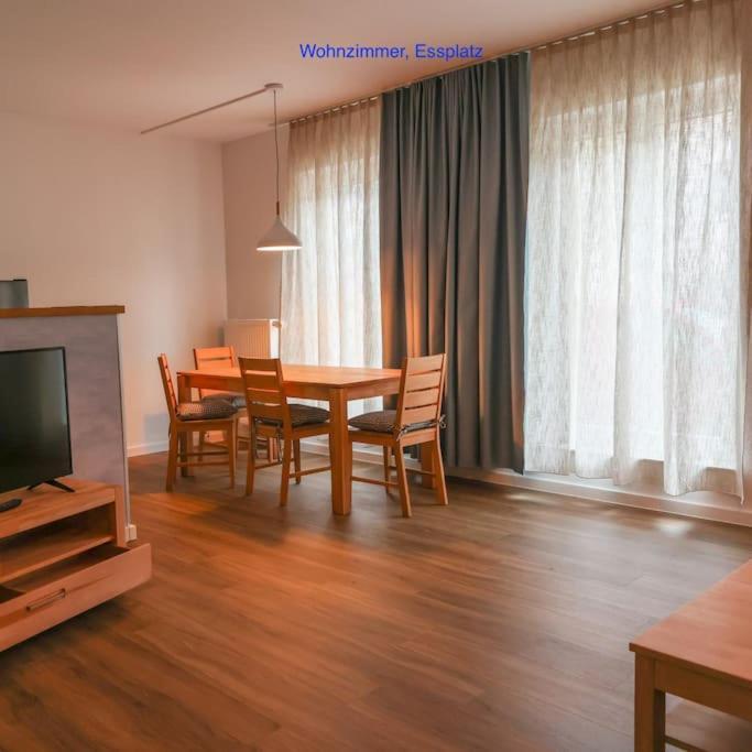 Freundliche Wohnung Mit Parkplatz Und Terrasse ノイブランデンブルク エクステリア 写真
