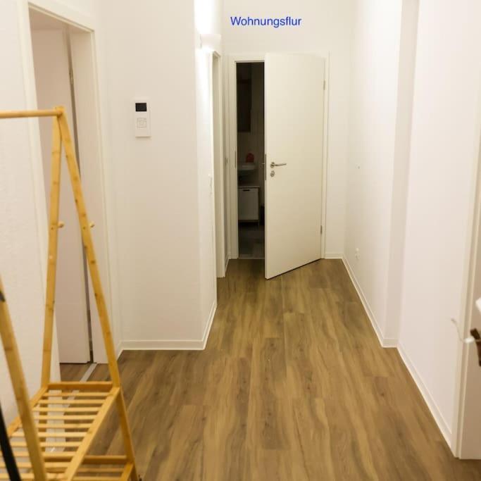 Freundliche Wohnung Mit Parkplatz Und Terrasse ノイブランデンブルク エクステリア 写真