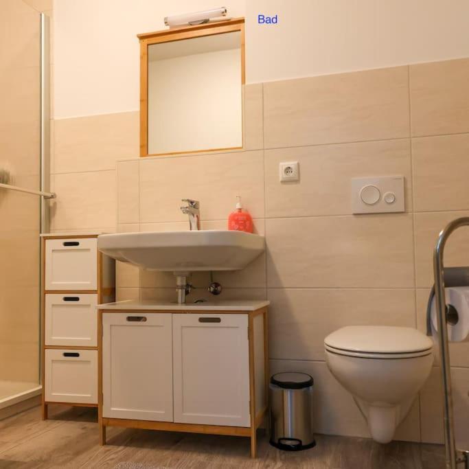 Freundliche Wohnung Mit Parkplatz Und Terrasse ノイブランデンブルク エクステリア 写真