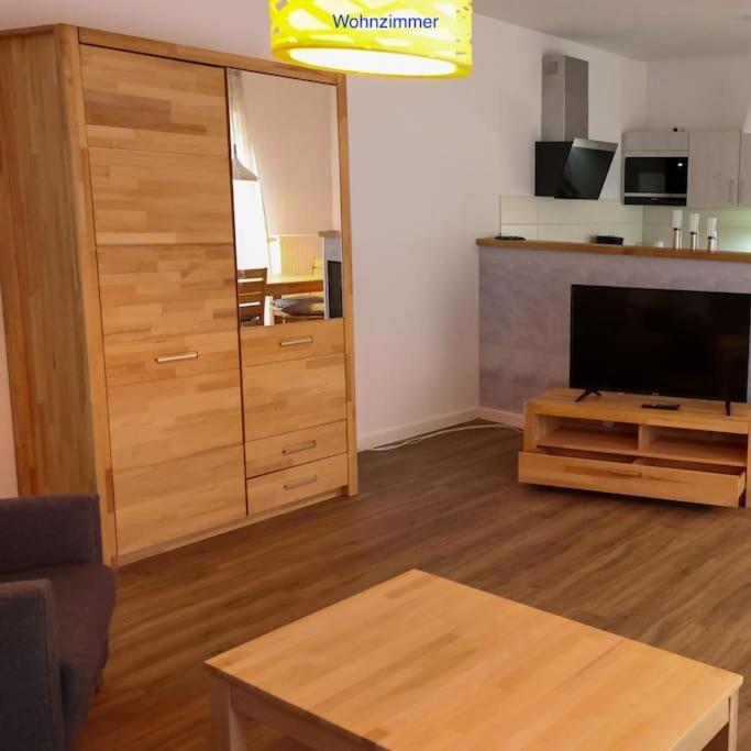 Freundliche Wohnung Mit Parkplatz Und Terrasse ノイブランデンブルク エクステリア 写真
