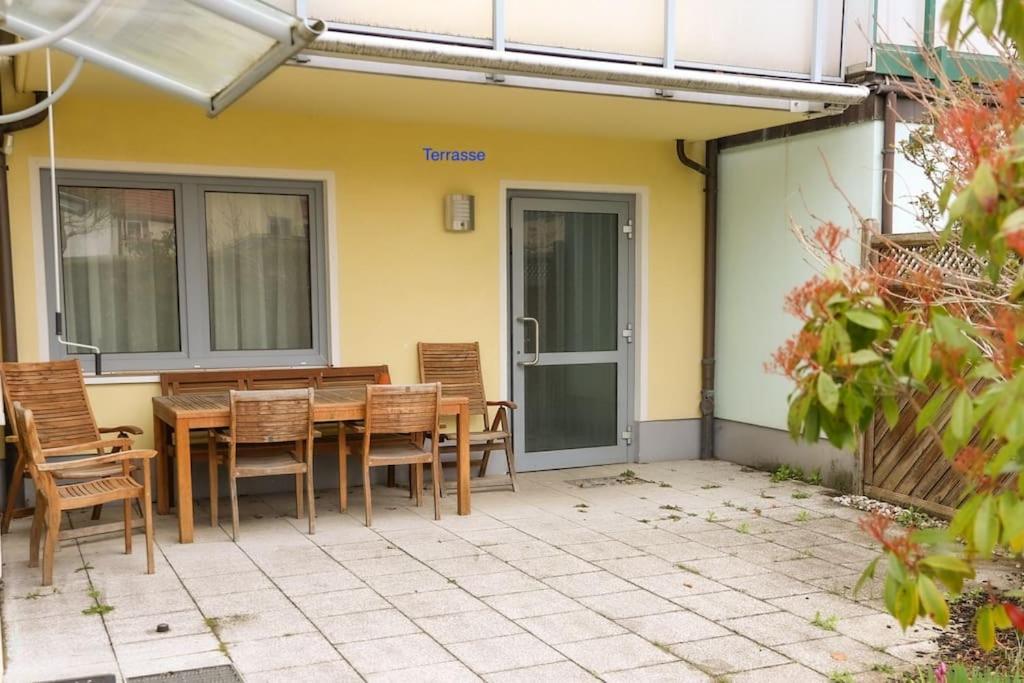 Freundliche Wohnung Mit Parkplatz Und Terrasse ノイブランデンブルク エクステリア 写真