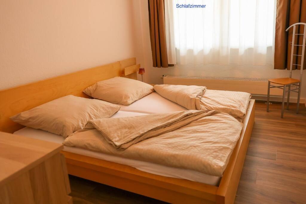 Freundliche Wohnung Mit Parkplatz Und Terrasse ノイブランデンブルク エクステリア 写真